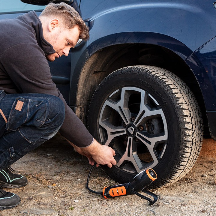 NEO TOOLS 99-130 akkus kompresszor multifunkciós lámpával, 2000mAh, 10bar, 800+400lm NEO TOOLS 99-130 akkus kompresszor multifunkciós lámpával, 2000mAh, 10bar, 800+400lm