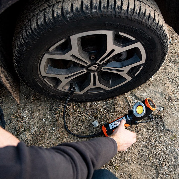 NEO TOOLS 99-130 akkus kompresszor multifunkciós lámpával, 2000mAh, 10bar, 800+400lm NEO TOOLS 99-130 akkus kompresszor multifunkciós lámpával, 2000mAh, 10bar, 800+400lm