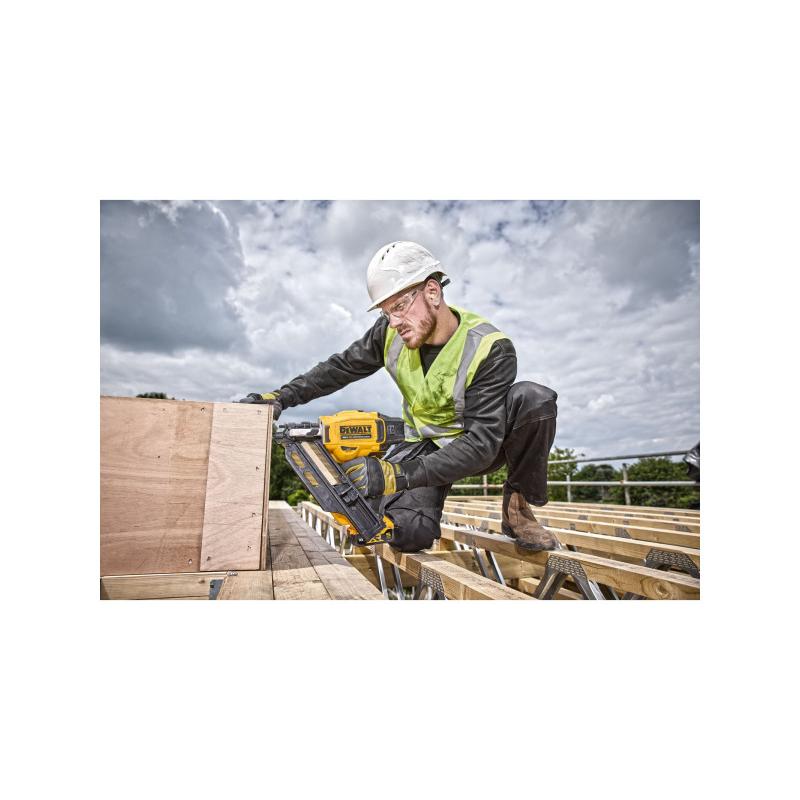 DEWALT Akkus szerkezetépítő szögbelövő 33° 18 V (2 x 5,0 Ah akku + töltő) kofferben DEWALT Akkus szerkezetépítő szögbelövő 33° 18 V (2 x 5,0 Ah akku + töltő) kofferben