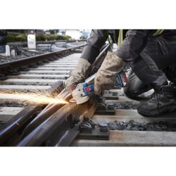 BOSCH Akkus sarokcsiszoló 125 mm GWS 18V-11 (akku és töltő nélkül)