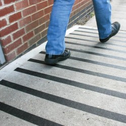 Csúszásgátló szalag fekete 25 mm x 5 m öntapadós - Berger