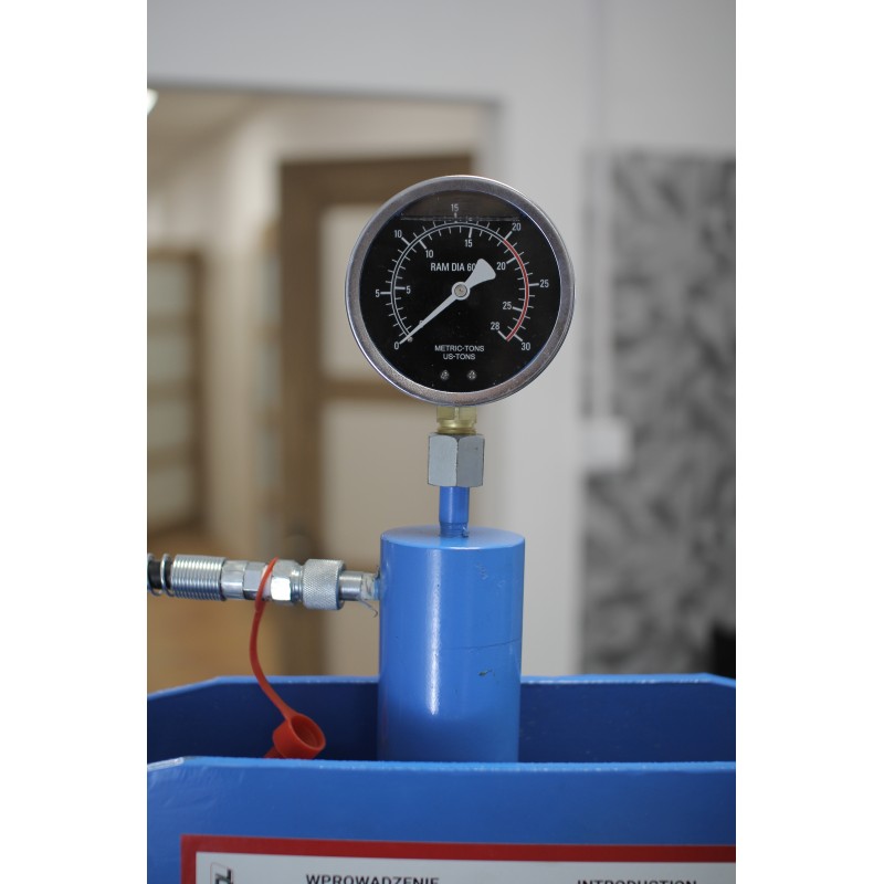 KB Global T61222 hidraulikus‑pneumatikus műhelyprés – 20 t, manométeres KB Global T61222 hidraulikus‑pneumatikus műhelyprés – 20 t, manométeres