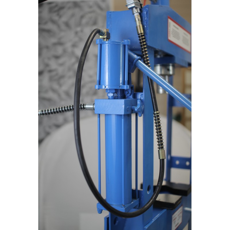 KB Global T61222 hidraulikus‑pneumatikus műhelyprés – 20 t, manométeres KB Global T61222 hidraulikus‑pneumatikus műhelyprés – 20 t, manométeres